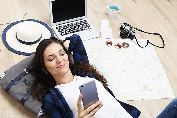 포토 JPG 서양인 외국인 우먼라이프 응시 여자 여행 지도 가방 실내 한명 사람 상반신 20대 성인 앞모습 노트북 스마트폰 눕기 카메라 항공권 여권 체코 백팩 여행준비 챙모자 싱글라이프 성인여자한명만 욜로라이프 소확행 혼족 혼여족 국내포토 모자_잡화 1 라이프스타일 시선 잡화 유럽 뷰포인트 모션 인종 청년 내부 전자제품 핸드폰 스마트기기 티켓 준비 신조어 여자한명만 성인여자만 파일형식