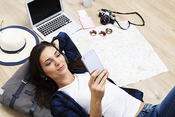 포토 JPG 서양인 외국인 우먼라이프 응시 여자 여행 지도 가방 배낭 실내 한명 사람 상반신 20대 성인 앞모습 노트북 스마트폰 눕기 카메라 항공권 여권 체코 백팩 여행준비 챙모자 싱글라이프 성인여자한명만 욜로라이프 소확행 혼족 혼여족 국내포토 모자_잡화 1 라이프스타일 시선 잡화 유럽 뷰포인트 모션 인종 청년 내부 전자제품 핸드폰 스마트기기 티켓 준비 신조어 여자한명만 성인여자만 파일형식