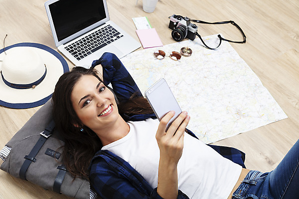 포토 JPG 서양인 외국인 우먼라이프 응시 여자 여행 지도 가방 실내 한명 미소 사람 상반신 20대 성인 앞모습 노트북 스마트폰 눕기 카메라 항공권 여권 체코 백팩 여행준비 챙모자 싱글라이프 성인여자한명만 욜로라이프 소확행 혼족 혼여족 국내포토 모자_잡화 1 라이프스타일 시선 잡화 유럽 뷰포인트 모션 표정 인종 청년 내부 전자제품 핸드폰 스마트기기 티켓 준비 신조어 여자한명만 성인여자만 파일형식