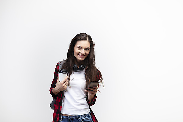 포토 JPG 스튜디오촬영 서양인 외국인 우먼라이프 응시 여자 커피 여행 가방 실내 한명 미소 들기 사람 상반신 20대 성인 앞모습 스마트폰 헤드셋 흰배경 체코 백팩 싱글라이프 성인여자한명만 욜로라이프 소확행 혼족 혼여족 국내포토 1 라이프스타일 시선 잡화 유럽 음료 뷰포인트 음향기기 백그라운드 모션 표정 인종 청년 내부 핸드폰 스마트기기 헤드폰 흰색 신조어 여자한명만 성인여자만 파일형식