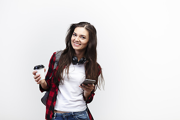 포토 JPG 스튜디오촬영 서양인 외국인 우먼라이프 응시 여자 커피 여행 가방 실내 한명 서기 미소 들기 사람 상반신 20대 성인 앞모습 스마트폰 헤드셋 흰배경 체코 백팩 싱글라이프 성인여자한명만 욜로라이프 소확행 혼족 혼여족 국내포토 1 라이프스타일 시선 잡화 유럽 음료 뷰포인트 음향기기 백그라운드 모션 표정 인종 청년 내부 핸드폰 스마트기기 헤드폰 흰색 신조어 여자한명만 성인여자만 파일형식