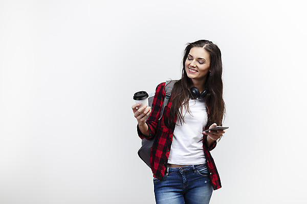 포토 JPG 스튜디오촬영 서양인 외국인 우먼라이프 응시 여자 커피 여행 가방 실내 한명 서기 미소 들기 사람 상반신 20대 성인 앞모습 스마트폰 흰배경 체코 백팩 싱글라이프 성인여자한명만 욜로라이프 소확행 혼족 혼여족 국내포토 1 라이프스타일 시선 잡화 유럽 음료 뷰포인트 백그라운드 모션 표정 인종 청년 내부 핸드폰 스마트기기 흰색 신조어 여자한명만 성인여자만 파일형식