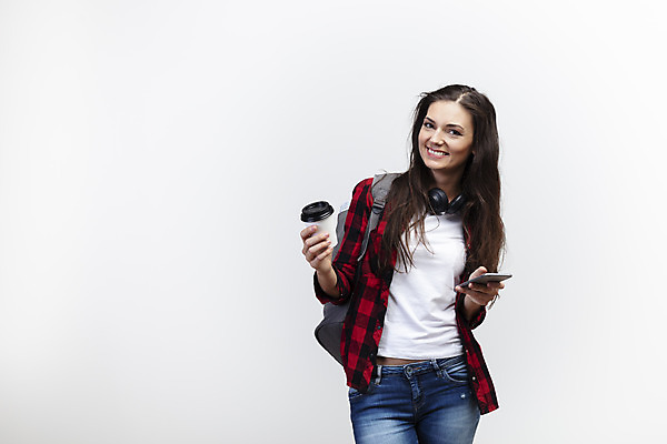 포토 JPG 스튜디오촬영 서양인 외국인 우먼라이프 응시 여자 커피 여행 포즈 가방 실내 한명 서기 미소 들기 사람 상반신 20대 성인 앞모습 스마트폰 헤드셋 흰배경 체코 백팩 싱글라이프 성인여자한명만 욜로라이프 소확행 혼족 혼여족 국내포토 1 라이프스타일 시선 잡화 유럽 음료 뷰포인트 음향기기 백그라운드 모션 표정 인종 청년 내부 핸드폰 스마트기기 헤드폰 흰색 신조어 여자한명만 성인여자만 파일형식