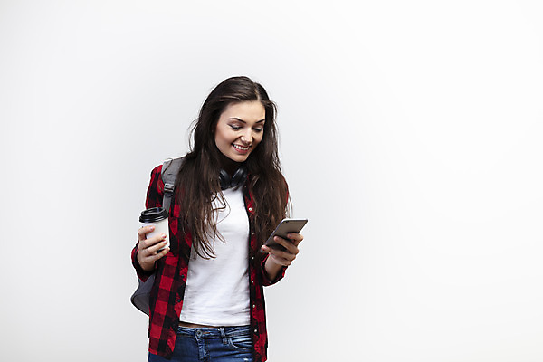 포토 JPG 스튜디오촬영 서양인 외국인 우먼라이프 응시 여자 커피 여행 가방 실내 한명 미소 들기 사람 상반신 20대 성인 앞모습 스마트폰 헤드셋 흰배경 체코 백팩 싱글라이프 성인여자한명만 욜로라이프 소확행 혼족 혼여족 국내포토 1 라이프스타일 시선 잡화 유럽 음료 뷰포인트 음향기기 백그라운드 모션 표정 인종 청년 내부 핸드폰 스마트기기 헤드폰 흰색 신조어 여자한명만 성인여자만 파일형식