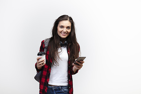 포토 JPG 스튜디오촬영 서양인 외국인 우먼라이프 응시 여자 커피 여행 가방 실내 한명 미소 들기 사람 상반신 20대 성인 앞모습 스마트폰 헤드셋 흰배경 체코 백팩 싱글라이프 성인여자한명만 욜로라이프 소확행 혼족 혼여족 국내포토 1 라이프스타일 시선 잡화 유럽 음료 뷰포인트 음향기기 백그라운드 모션 표정 인종 청년 내부 핸드폰 스마트기기 헤드폰 흰색 신조어 여자한명만 성인여자만 파일형식