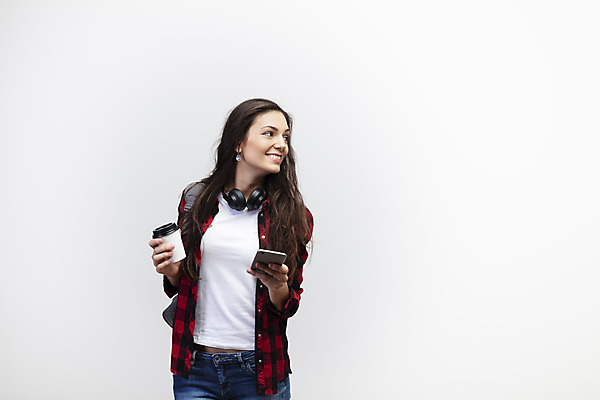 포토 JPG 스튜디오촬영 서양인 외국인 우먼라이프 응시 여자 커피 여행 실내 한명 서기 미소 들기 사람 상반신 20대 성인 앞모습 스마트폰 헤드셋 흰배경 체코 싱글라이프 성인여자한명만 욜로라이프 소확행 혼족 혼여족 국내포토 1 라이프스타일 시선 유럽 음료 뷰포인트 음향기기 백그라운드 모션 표정 인종 청년 내부 핸드폰 스마트기기 헤드폰 흰색 신조어 여자한명만 성인여자만 파일형식