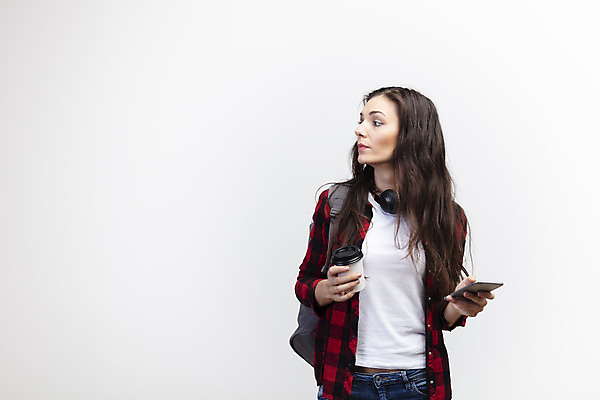 포토 JPG 스튜디오촬영 서양인 외국인 우먼라이프 응시 여자 커피 여행 가방 실내 한명 서기 들기 사람 상반신 20대 성인 앞모습 스마트폰 헤드셋 흰배경 체코 백팩 싱글라이프 성인여자한명만 욜로라이프 소확행 혼족 혼여족 국내포토 1 라이프스타일 시선 잡화 유럽 음료 뷰포인트 음향기기 백그라운드 모션 인종 청년 내부 핸드폰 스마트기기 헤드폰 흰색 신조어 여자한명만 성인여자만 파일형식