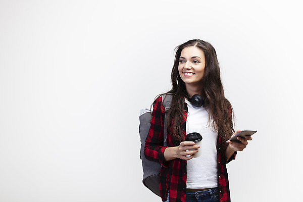 포토 JPG 스튜디오촬영 서양인 외국인 우먼라이프 응시 여자 커피 여행 가방 실내 한명 서기 미소 들기 사람 상반신 20대 성인 앞모습 스마트폰 헤드셋 흰배경 체코 백팩 싱글라이프 성인여자한명만 욜로라이프 소확행 혼족 혼여족 국내포토 1 라이프스타일 시선 잡화 유럽 음료 뷰포인트 음향기기 백그라운드 모션 표정 인종 청년 내부 핸드폰 스마트기기 헤드폰 흰색 신조어 여자한명만 성인여자만 파일형식