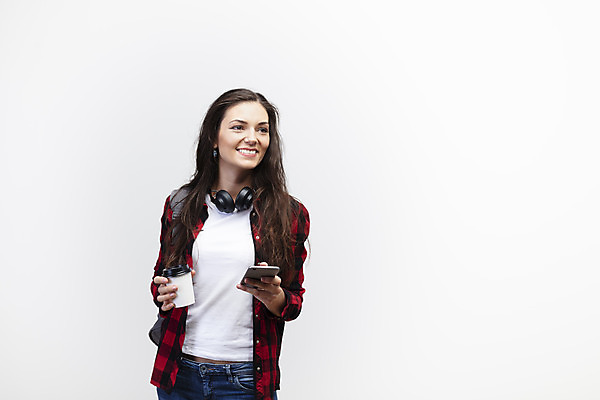 포토 JPG 스튜디오촬영 서양인 외국인 우먼라이프 응시 여자 커피 여행 실내 한명 서기 미소 들기 사람 상반신 20대 성인 앞모습 스마트폰 헤드셋 흰배경 체코 싱글라이프 성인여자한명만 욜로라이프 소확행 혼족 혼여족 국내포토 1 라이프스타일 시선 유럽 음료 뷰포인트 음향기기 백그라운드 모션 표정 인종 청년 내부 핸드폰 스마트기기 헤드폰 흰색 신조어 여자한명만 성인여자만 파일형식