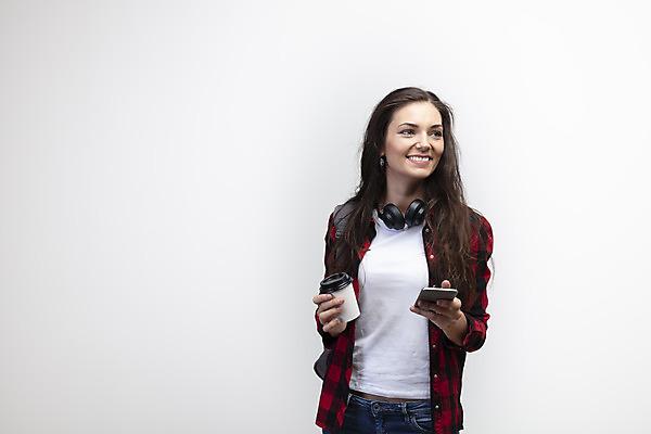 포토 JPG 스튜디오촬영 서양인 외국인 우먼라이프 응시 여자 커피 여행 실내 한명 미소 들기 사람 상반신 20대 성인 앞모습 스마트폰 헤드셋 흰배경 체코 싱글라이프 성인여자한명만 욜로라이프 소확행 혼족 혼여족 국내포토 1 라이프스타일 시선 유럽 음료 뷰포인트 음향기기 백그라운드 모션 표정 인종 청년 내부 핸드폰 스마트기기 헤드폰 흰색 신조어 여자한명만 성인여자만 파일형식