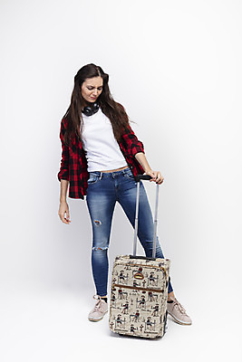 포토 JPG 스튜디오촬영 전신 서양인 외국인 우먼라이프 응시 여자 여행 포즈 실내 한명 서기 사람 20대 성인 앞모습 캐리어 헤드셋 잡기 흰배경 체코 싱글라이프 성인여자한명만 욜로라이프 소확행 혼족 혼여족 국내포토 1 라이프스타일 시선 유럽 뷰포인트 음향기기 백그라운드 모션 인종 청년 내부 여행가방 헤드폰 흰색 신조어 여자한명만 성인여자만 파일형식