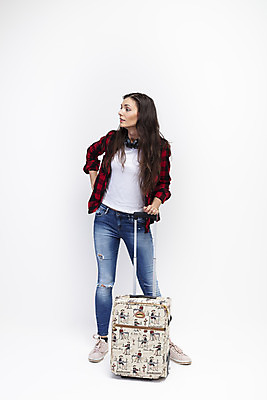 포토 JPG 스튜디오촬영 전신 서양인 외국인 우먼라이프 응시 여자 여행 허리손 포즈 실내 한명 서기 사람 20대 성인 앞모습 캐리어 헤드셋 잡기 흰배경 체코 싱글라이프 성인여자한명만 욜로라이프 소확행 혼족 혼여족 국내포토 1 라이프스타일 시선 유럽 뷰포인트 음향기기 백그라운드 모션 인종 청년 내부 여행가방 헤드폰 흰색 신조어 여자한명만 성인여자만 파일형식