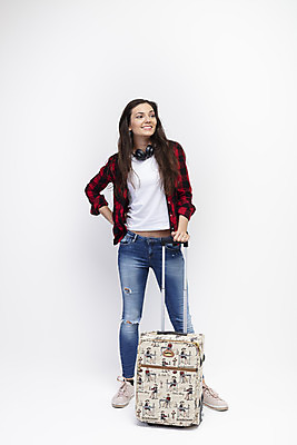 포토 JPG 스튜디오촬영 전신 서양인 외국인 우먼라이프 응시 여자 여행 허리손 포즈 실내 한명 서기 미소 사람 20대 성인 앞모습 캐리어 헤드셋 잡기 흰배경 체코 싱글라이프 성인여자한명만 욜로라이프 소확행 혼족 혼여족 국내포토 1 라이프스타일 시선 유럽 뷰포인트 음향기기 백그라운드 모션 표정 인종 청년 내부 여행가방 헤드폰 흰색 신조어 여자한명만 성인여자만 파일형식