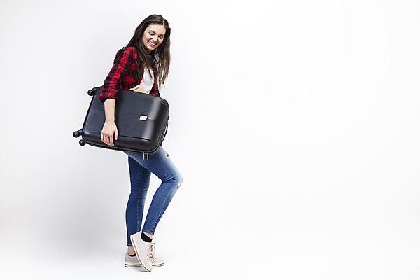 포토 JPG 스튜디오촬영 전신 서양인 외국인 우먼라이프 응시 여자 여행 포즈 실내 한명 미소 들기 사람 20대 성인 옆모습 캐리어 흰배경 체코 싱글라이프 성인여자한명만 욜로라이프 소확행 혼족 혼여족 국내포토 1 라이프스타일 시선 유럽 뷰포인트 백그라운드 모션 표정 인종 청년 내부 여행가방 흰색 신조어 여자한명만 성인여자만 파일형식