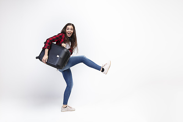 포토 JPG 스튜디오촬영 전신 서양인 외국인 우먼라이프 응시 여자 여행 포즈 실내 한명 서기 미소 웃음 들기 사람 20대 성인 옆모습 캐리어 흰배경 체코 다리들기 싱글라이프 성인여자한명만 욜로라이프 소확행 혼족 혼여족 국내포토 1 라이프스타일 시선 유럽 뷰포인트 백그라운드 모션 표정 인종 청년 내부 여행가방 흰색 신조어 여자한명만 성인여자만 파일형식