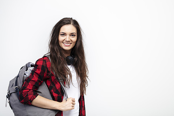 포토 JPG 스튜디오촬영 서양인 외국인 우먼라이프 응시 여자 여행 포즈 가방 실내 한명 미소 사람 상반신 20대 성인 옆모습 잡기 흰배경 체코 백팩 싱글라이프 성인여자한명만 욜로라이프 소확행 혼족 혼여족 국내포토 1 라이프스타일 시선 잡화 유럽 뷰포인트 백그라운드 모션 표정 인종 청년 내부 흰색 신조어 여자한명만 성인여자만 파일형식