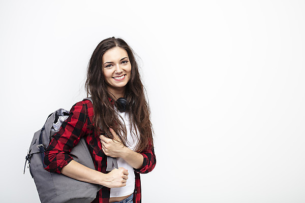 포토 JPG 스튜디오촬영 서양인 외국인 우먼라이프 응시 여자 여행 포즈 가방 실내 한명 미소 사람 상반신 20대 성인 옆모습 헤드셋 잡기 흰배경 체코 백팩 싱글라이프 성인여자한명만 욜로라이프 소확행 혼족 혼여족 국내포토 1 라이프스타일 시선 잡화 유럽 뷰포인트 음향기기 백그라운드 모션 표정 인종 청년 내부 헤드폰 흰색 신조어 여자한명만 성인여자만 파일형식