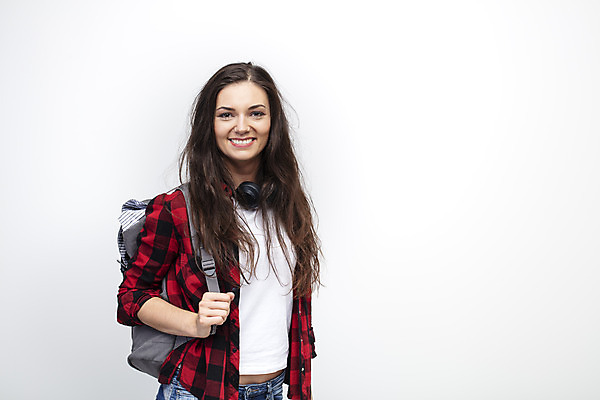 포토 JPG 스튜디오촬영 서양인 외국인 우먼라이프 응시 여자 여행 포즈 가방 실내 한명 서기 미소 사람 상반신 20대 성인 옆모습 헤드셋 흰배경 체코 백팩 싱글라이프 성인여자한명만 욜로라이프 소확행 혼족 혼여족 국내포토 1 라이프스타일 시선 잡화 유럽 뷰포인트 음향기기 백그라운드 모션 표정 인종 청년 내부 헤드폰 흰색 신조어 여자한명만 성인여자만 파일형식