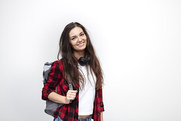 포토 JPG 스튜디오촬영 서양인 외국인 우먼라이프 응시 여자 여행 포즈 가방 실내 한명 서기 미소 사람 상반신 20대 성인 옆모습 헤드셋 잡기 흰배경 체코 백팩 싱글라이프 성인여자한명만 욜로라이프 소확행 혼족 혼여족 국내포토 1 라이프스타일 시선 잡화 유럽 뷰포인트 음향기기 백그라운드 모션 표정 인종 청년 내부 헤드폰 흰색 신조어 여자한명만 성인여자만 파일형식