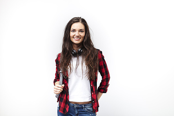 포토 JPG 스튜디오촬영 서양인 외국인 우먼라이프 응시 여자 여행 포즈 배낭 실내 한명 서기 미소 사람 상반신 20대 성인 앞모습 헤드셋 흰배경 체코 백팩 싱글라이프 성인여자한명만 욜로라이프 소확행 혼족 혼여족 국내포토 1 라이프스타일 시선 유럽 뷰포인트 음향기기 백그라운드 가방 모션 표정 인종 청년 내부 헤드폰 흰색 신조어 여자한명만 성인여자만 파일형식