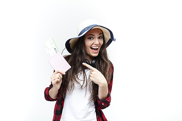 포토 JPG 스튜디오촬영 서양인 외국인 우먼라이프 응시 여자 여행 포즈 손가락 실내 한명 웃음 사람 상반신 20대 성인 앞모습 가리킴 항공권 즐거움 흰배경 여권 체코 챙모자 싱글라이프 성인여자한명만 욜로라이프 소확행 혼족 혼여족 국내포토 모자_잡화 1 라이프스타일 손 시선 감정 유럽 뷰포인트 백그라운드 표정 인종 손짓 청년 내부 흰색 티켓 신조어 여자한명만 성인여자만 파일형식