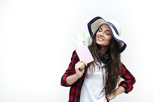 포토 JPG 스튜디오촬영 서양인 외국인 우먼라이프 응시 여자 여행 허리손 포즈 실내 한명 미소 사람 상반신 20대 성인 앞모습 헤드셋 항공권 흰배경 여권 체코 챙모자 싱글라이프 성인여자한명만 욜로라이프 소확행 혼족 혼여족 국내포토 모자_잡화 1 라이프스타일 시선 유럽 뷰포인트 음향기기 백그라운드 표정 인종 청년 내부 헤드폰 흰색 티켓 신조어 여자한명만 성인여자만 파일형식