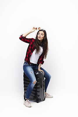 포토 JPG 스튜디오촬영 전신 서양인 외국인 우먼라이프 응시 여자 여행 포즈 실내 한명 들기 사람 앉기 20대 성인 옆모습 선글라스 캐리어 헤드셋 흰배경 체코 싱글라이프 성인여자한명만 욜로라이프 소확행 혼족 혼여족 국내포토 1 라이프스타일 시선 유럽 안경 뷰포인트 음향기기 백그라운드 모션 인종 청년 내부 여행가방 헤드폰 흰색 신조어 여자한명만 성인여자만 파일형식