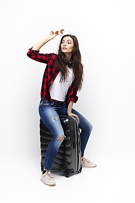 포토 JPG 스튜디오촬영 전신 서양인 외국인 우먼라이프 응시 여자 여행 포즈 실내 한명 들기 사람 앉기 20대 성인 옆모습 선글라스 캐리어 헤드셋 흰배경 체코 싱글라이프 성인여자한명만 욜로라이프 소확행 혼족 혼여족 국내포토 1 라이프스타일 시선 유럽 안경 뷰포인트 음향기기 백그라운드 모션 인종 청년 내부 여행가방 헤드폰 흰색 신조어 여자한명만 성인여자만 파일형식