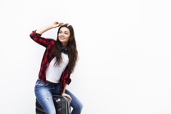 포토 JPG 스튜디오촬영 서양인 외국인 우먼라이프 응시 여자 여행 실내 한명 미소 들기 사람 앉기 상반신 20대 성인 옆모습 선글라스 캐리어 헤드셋 흰배경 체코 싱글라이프 성인여자한명만 욜로라이프 소확행 혼족 혼여족 국내포토 1 라이프스타일 시선 유럽 안경 뷰포인트 음향기기 백그라운드 모션 표정 인종 청년 내부 여행가방 헤드폰 흰색 신조어 여자한명만 성인여자만 파일형식