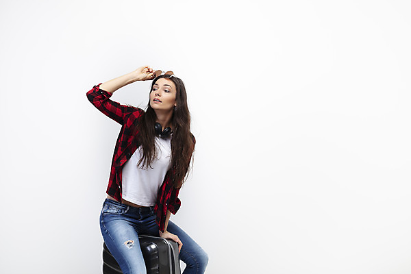 포토 JPG 스튜디오촬영 서양인 외국인 우먼라이프 응시 여자 여행 포즈 실내 한명 들기 사람 앉기 상반신 20대 성인 옆모습 선글라스 캐리어 헤드셋 흰배경 체코 싱글라이프 성인여자한명만 욜로라이프 소확행 혼족 혼여족 국내포토 1 라이프스타일 시선 유럽 안경 뷰포인트 음향기기 백그라운드 모션 인종 청년 내부 여행가방 헤드폰 흰색 신조어 여자한명만 성인여자만 파일형식