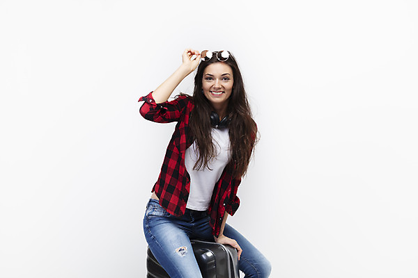 포토 JPG 스튜디오촬영 서양인 외국인 우먼라이프 응시 여자 여행 실내 한명 미소 들기 사람 앉기 상반신 20대 성인 옆모습 선글라스 캐리어 헤드셋 흰배경 체코 싱글라이프 성인여자한명만 욜로라이프 소확행 혼족 혼여족 국내포토 1 라이프스타일 시선 유럽 안경 뷰포인트 음향기기 백그라운드 모션 표정 인종 청년 내부 여행가방 헤드폰 흰색 신조어 여자한명만 성인여자만 파일형식