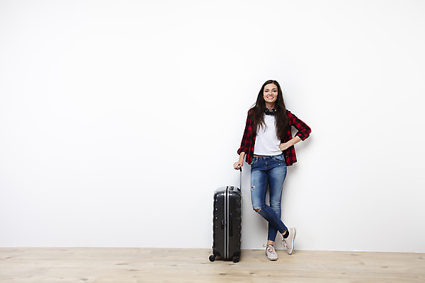 포토 JPG 스튜디오촬영 전신 서양인 외국인 우먼라이프 응시 여자 여행 허리손 실내 한명 서기 미소 사람 20대 성인 앞모습 캐리어 헤드셋 흰배경 체코 싱글라이프 성인여자한명만 욜로라이프 소확행 혼족 혼여족 국내포토 1 라이프스타일 시선 유럽 뷰포인트 음향기기 포즈 백그라운드 모션 표정 인종 청년 내부 여행가방 헤드폰 흰색 신조어 여자한명만 성인여자만 파일형식