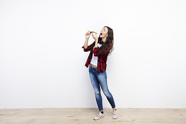 포토 JPG 스튜디오촬영 전신 서양인 외국인 우먼라이프 여자 여행 포즈 피자 실내 입벌림 한명 서기 들기 사람 20대 성인 옆모습 헤드셋 먹기 흰배경 체코 한조각 싱글라이프 성인여자한명만 욜로라이프 소확행 혼족 혼여족 국내포토 1 라이프스타일 유럽 뷰포인트 음향기기 백그라운드 모션 패스트푸드 서양음식 표정 인종 청년 내부 헤드폰 흰색 신조어 여자한명만 성인여자만 파일형식