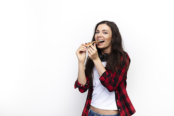 포토 JPG 스튜디오촬영 서양인 외국인 우먼라이프 응시 여자 여행 포즈 피자 실내 한명 서기 미소 들기 사람 상반신 20대 성인 옆모습 헤드셋 먹기 흰배경 체코 한조각 싱글라이프 성인여자한명만 욜로라이프 소확행 혼족 혼여족 국내포토 1 라이프스타일 시선 유럽 뷰포인트 음향기기 백그라운드 모션 패스트푸드 서양음식 표정 인종 청년 내부 헤드폰 흰색 신조어 여자한명만 성인여자만 파일형식