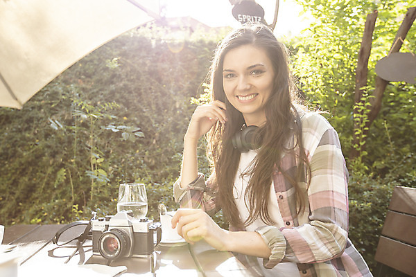 포토 JPG 주간 서양인 외국인 나무 우먼라이프 응시 여자 여행 한명 미소 사람 앉기 상반신 20대 성인 야외 옆모습 카메라 헤드셋 카페 잡기 커피잔 티스푼 들풀 물컵 체코 야외테이블 싱글라이프 성인여자한명만 욜로라이프 소확행 혼족 혼여족 국내포토 자연요소 식물 1 라이프스타일 시선 유럽 커피 뷰포인트 음향기기 모션 탁자 잔 표정 인종 청년 컵 전자제품 상점 숟가락 헤드폰 신조어 여자한명만 성인여자만 파일형식