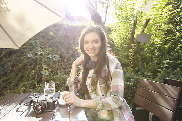 포토 JPG 주간 서양인 외국인 우먼라이프 응시 여자 커피 여행 한명 미소 사람 앉기 상반신 20대 성인 야외 옆모습 카메라 카페 파라솔 커피잔 티스푼 물컵 체코 야외테이블 싱글라이프 성인여자한명만 욜로라이프 소확행 혼족 혼여족 국내포토 자연요소 1 라이프스타일 시선 유럽 음료 뷰포인트 모션 탁자 잔 표정 인종 청년 컵 전자제품 상점 숟가락 신조어 여자한명만 성인여자만 파일형식