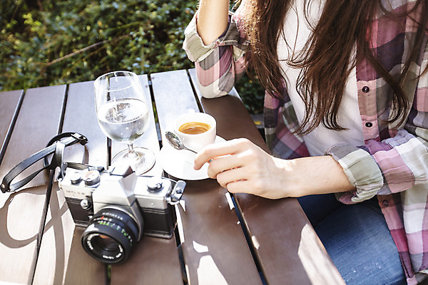 포토 JPG 주간 서양인 외국인 우먼라이프 손 여자 커피 여행 한명 사람 앉기 상반신 20대 성인 야외 옆모습 신체부위 컵 카메라 숟가락 잡기 물컵 체코 야외테이블 싱글라이프 성인여자한명만 욜로라이프 소확행 혼족 혼여족 국내포토 자연요소 1 라이프스타일 식기 유럽 음료 뷰포인트 모션 탁자 수저 인종 청년 전자제품 신조어 여자한명만 성인여자만 파일형식