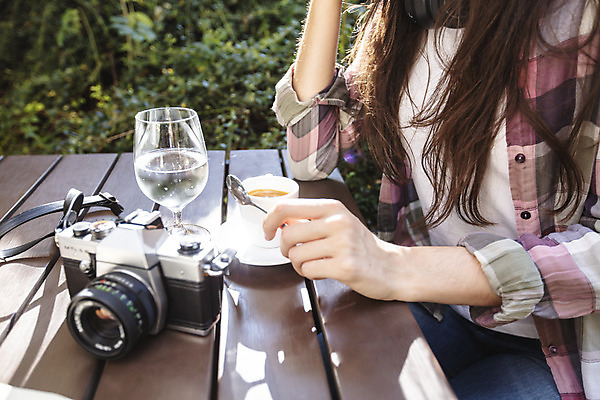 포토 JPG 주간 서양인 외국인 우먼라이프 여자 커피 여행 한명 사람 앉기 상반신 20대 성인 야외 옆모습 컵 카메라 물컵 체코 야외테이블 싱글라이프 성인여자한명만 욜로라이프 소확행 혼족 혼여족 국내포토 자연요소 1 라이프스타일 식기 유럽 음료 뷰포인트 모션 탁자 인종 청년 전자제품 신조어 여자한명만 성인여자만 파일형식