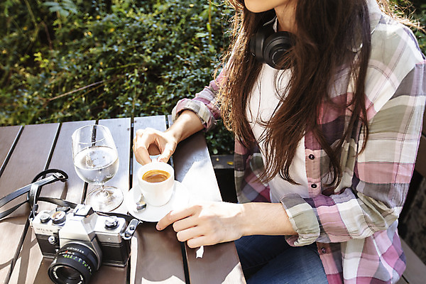 포토 JPG 주간 서양인 외국인 우먼라이프 손 여자 커피 여행 한명 사람 앉기 상반신 20대 성인 야외 옆모습 신체부위 컵 카메라 헤드셋 카페 들풀 물컵 체코 야외테이블 싱글라이프 성인여자한명만 욜로라이프 소확행 혼족 혼여족 국내포토 자연요소 1 라이프스타일 식기 유럽 음료 뷰포인트 음향기기 모션 탁자 인종 청년 전자제품 상점 헤드폰 신조어 여자한명만 성인여자만 파일형식