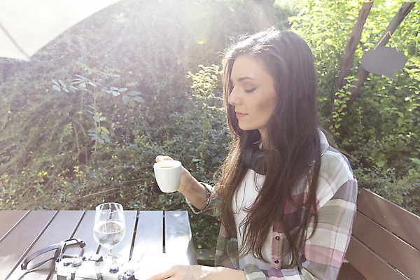포토 JPG 주간 서양인 외국인 나무 우먼라이프 응시 여자 커피 여행 한명 들기 사람 앉기 상반신 20대 성인 야외 옆모습 컵 카메라 헤드셋 카페 물컵 체코 야외테이블 싱글라이프 성인여자한명만 욜로라이프 소확행 혼족 혼여족 국내포토 자연요소 식물 1 라이프스타일 식기 시선 유럽 음료 뷰포인트 음향기기 모션 탁자 인종 청년 전자제품 상점 헤드폰 신조어 여자한명만 성인여자만 파일형식