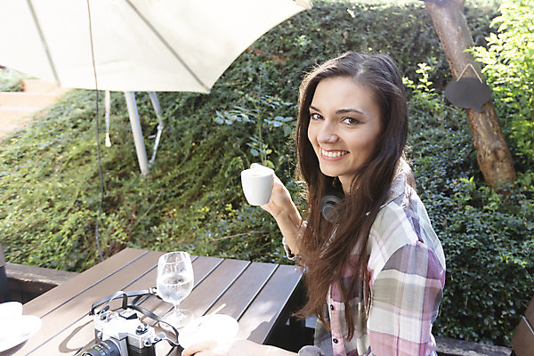 포토 JPG 주간 서양인 외국인 우먼라이프 응시 여자 커피 여행 한명 미소 들기 사람 앉기 상반신 20대 성인 야외 옆모습 컵 카메라 헤드셋 카페 물컵 체코 야외테이블 싱글라이프 성인여자한명만 욜로라이프 소확행 혼족 혼여족 국내포토 자연요소 1 라이프스타일 식기 시선 유럽 음료 뷰포인트 음향기기 모션 탁자 표정 인종 청년 전자제품 상점 헤드폰 신조어 여자한명만 성인여자만 파일형식