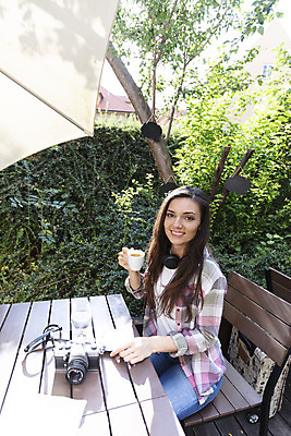 포토 JPG 주간 서양인 외국인 나무 우먼라이프 응시 여자 커피 여행 의자 한명 미소 들기 사람 앉기 상반신 20대 성인 야외 옆모습 컵 카메라 헤드셋 카페 체코 야외테이블 싱글라이프 성인여자한명만 욜로라이프 소확행 혼족 혼여족 국내포토 자연요소 식물 1 라이프스타일 식기 시선 유럽 음료 뷰포인트 음향기기 가구 모션 탁자 표정 인종 청년 전자제품 상점 헤드폰 신조어 여자한명만 성인여자만 파일형식