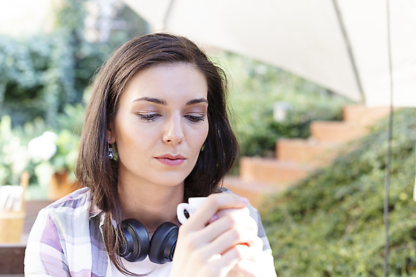 포토 JPG 주간 서양인 외국인 우먼라이프 응시 여자 얼굴 커피 여행 한명 사람 근접촬영 상반신 20대 성인 야외 앞모습 컵 헤드셋 카페 체코 싱글라이프 성인여자한명만 욜로라이프 소확행 혼족 혼여족 국내포토 자연요소 1 라이프스타일 식기 시선 유럽 음료 뷰포인트 음향기기 인종 청년 신체부위 상점 헤드폰 신조어 여자한명만 성인여자만 파일형식