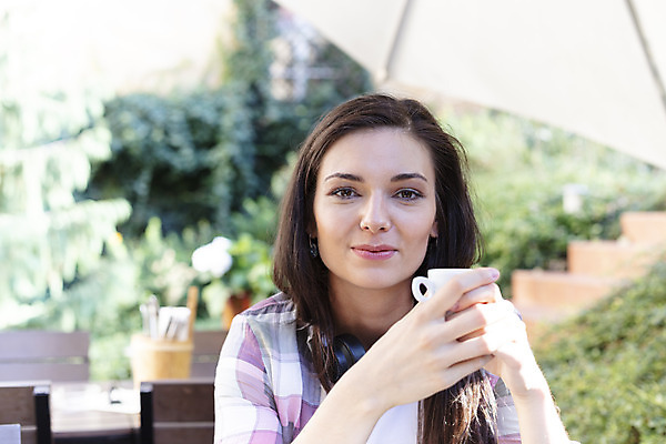 포토 JPG 주간 서양인 외국인 우먼라이프 손 응시 여자 여행 한명 미소 들기 사람 상반신 20대 성인 야외 앞모습 신체부위 컵 헤드셋 카페 체코 싱글라이프 성인여자한명만 욜로라이프 소확행 혼족 혼여족 국내포토 자연요소 1 라이프스타일 식기 시선 유럽 뷰포인트 음향기기 모션 표정 인종 청년 상점 헤드폰 신조어 여자한명만 성인여자만 파일형식