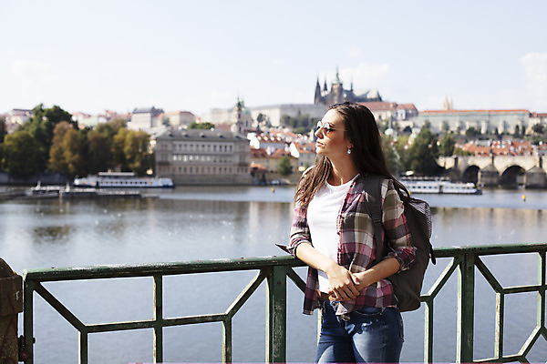 포토 JPG 주간 서양인 외국인 우먼라이프 응시 여자 여행 가방 난간 한명 사람 풍경 상반신 20대 성인 야외 옆모습 강 선글라스 기댐 감상 체코 백팩 싱글라이프 성인여자한명만 욜로라이프 소확행 혼족 혼여족 국내포토 자연요소 1 라이프스타일 시선 잡화 유럽 안경 뷰포인트 모션 인종 청년 신조어 여자한명만 성인여자만 파일형식