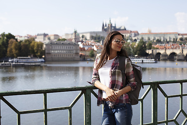 포토 JPG 주간 서양인 외국인 우먼라이프 응시 여자 여행 가방 한명 서기 미소 사람 풍경 상반신 20대 성인 야외 옆모습 강 선글라스 기댐 체코 백팩 싱글라이프 성인여자한명만 욜로라이프 소확행 혼족 혼여족 국내포토 자연요소 1 라이프스타일 시선 잡화 유럽 안경 뷰포인트 모션 표정 인종 청년 신조어 여자한명만 성인여자만 파일형식