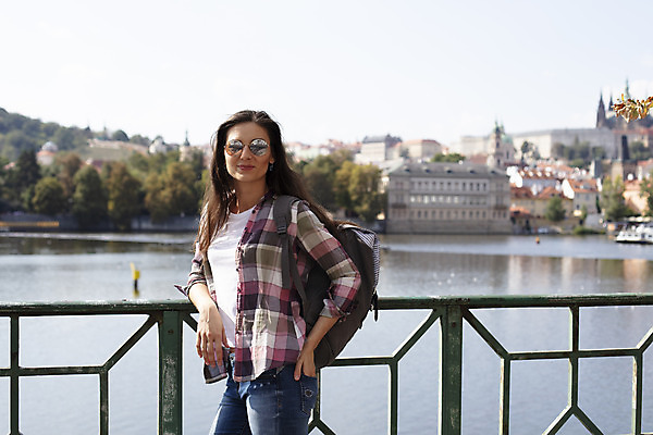 포토 JPG 주간 서양인 외국인 우먼라이프 응시 여자 여행 배낭 한명 서기 미소 사람 풍경 상반신 20대 성인 야외 옆모습 강 선글라스 기댐 체코 백팩 싱글라이프 성인여자한명만 욜로라이프 소확행 혼족 혼여족 국내포토 자연요소 1 라이프스타일 시선 유럽 안경 뷰포인트 가방 모션 표정 인종 청년 신조어 여자한명만 성인여자만 파일형식