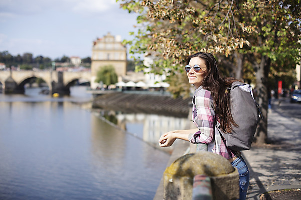포토 JPG 주간 서양인 외국인 우먼라이프 응시 여자 여행 가방 한명 서기 미소 사람 풍경 상반신 20대 성인 야외 옆모습 강 선글라스 기댐 감상 체코 백팩 가교 싱글라이프 성인여자한명만 욜로라이프 소확행 혼족 혼여족 국내포토 자연요소 1 라이프스타일 건축물 시선 잡화 유럽 안경 뷰포인트 모션 표정 인종 청년 신조어 여자한명만 성인여자만 파일형식