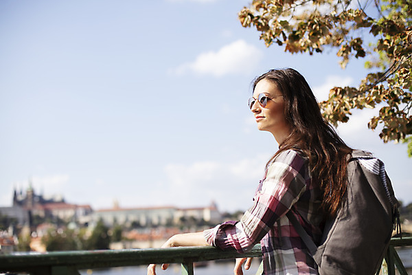포토 JPG 주간 서양인 외국인 구름 우먼라이프 응시 여자 여행 가방 배낭 난간 하늘 한명 서기 미소 사람 풍경 상반신 20대 성인 야외 옆모습 강 선글라스 감상 나뭇가지 체코 백팩 싱글라이프 성인여자한명만 욜로라이프 소확행 혼족 혼여족 국내포토 자연요소 나무 1 라이프스타일 시선 잡화 유럽 안경 뷰포인트 모션 표정 인종 청년 신조어 여자한명만 성인여자만 파일형식