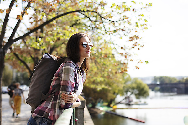 포토 JPG 주간 서양인 외국인 우먼라이프 응시 여자 여행 가방 난간 한명 미소 사람 상반신 20대 성인 야외 옆모습 강 선글라스 기댐 나뭇가지 체코 백팩 싱글라이프 성인여자한명만 욜로라이프 소확행 혼족 혼여족 국내포토 자연요소 나무 1 라이프스타일 시선 잡화 유럽 안경 뷰포인트 모션 표정 인종 청년 신조어 여자한명만 성인여자만 파일형식